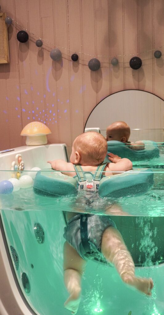 Le bébé dans le spa du Baby Spa by E à Caen