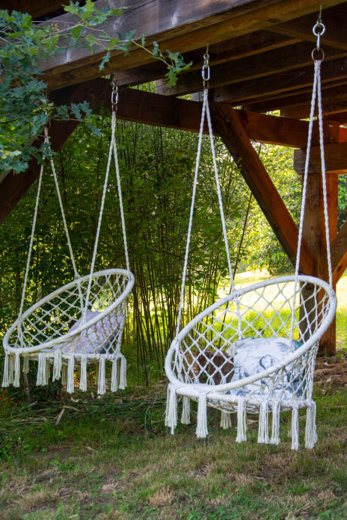 Les sièges suspendus sous la cabane perchée PureS'capade à 20 minutes de Limoges