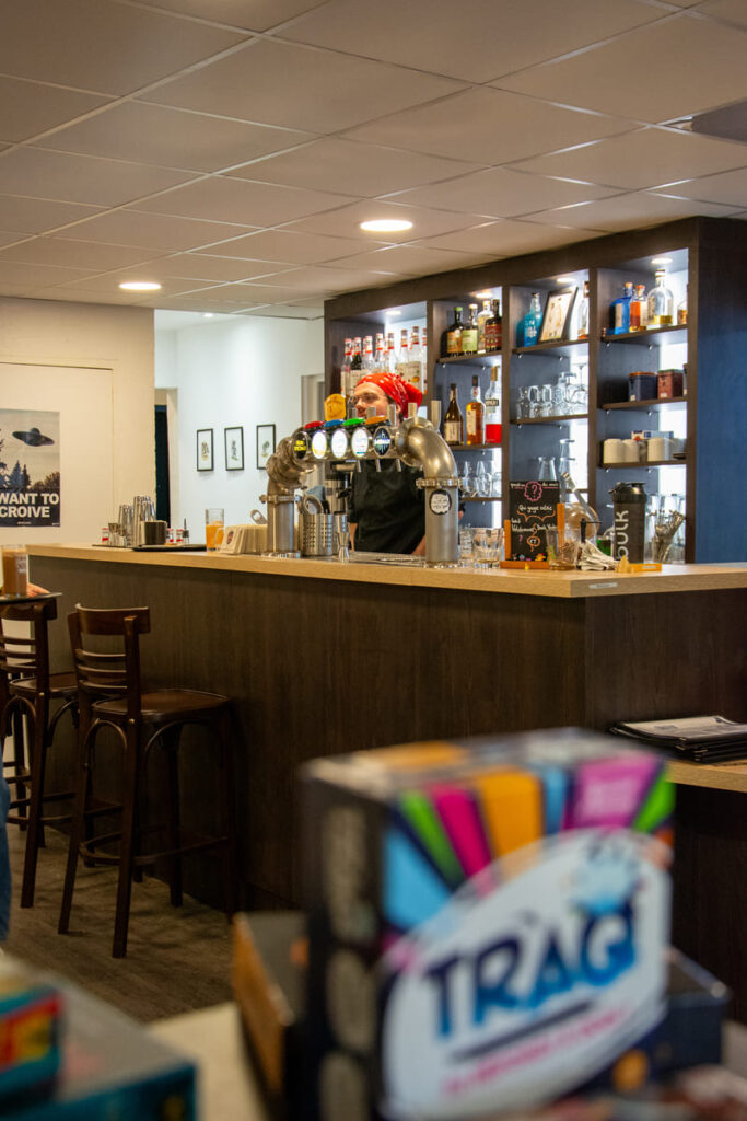 Le bar du bar à jeux L'Antre Jeux dans le centre ville de Limoges