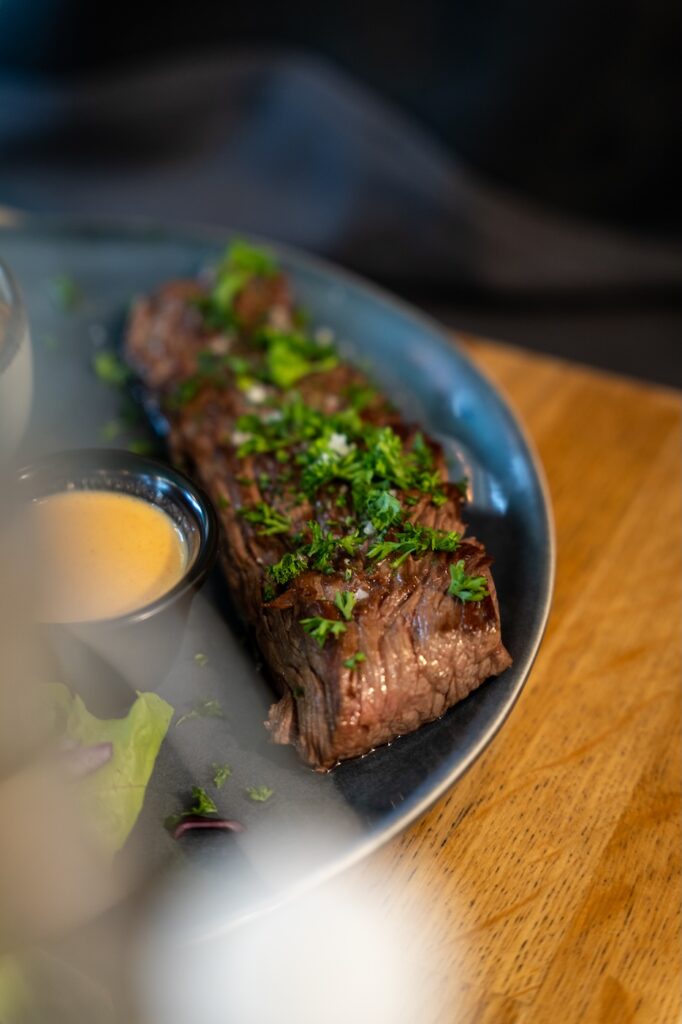 Bavette savoureuse avec frites maison et sauce chorizo à L'Accalmie à Beaussais-sur-Mer.