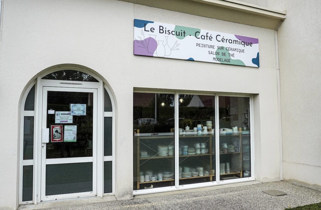La devanture du biscuit café céramique à Rots