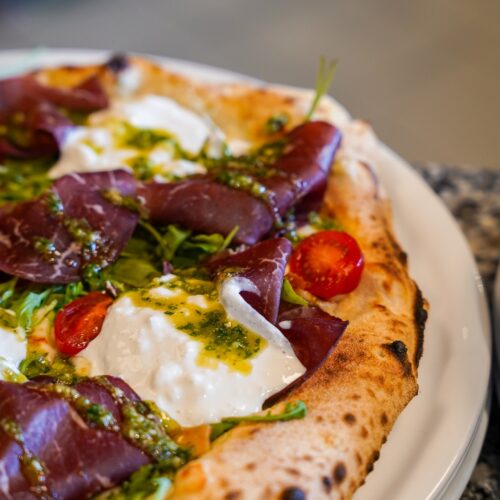 Une Pizza fraîchement préparée par BiVio Pizza à Dinard