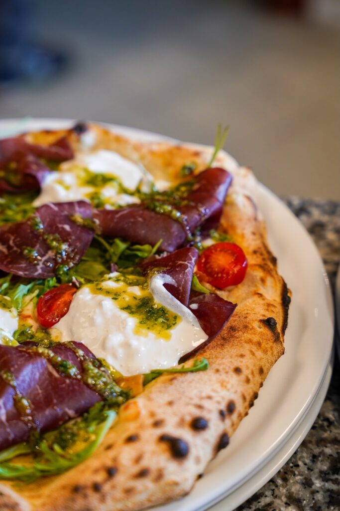 Une Pizza fraîchement préparée par BiVio Pizza à Dinard