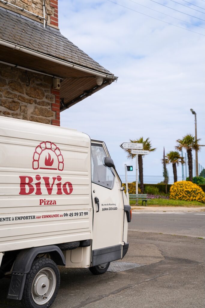 Le camion traditionnel italien à l'entrée de BiVio Pizza, à Dinard