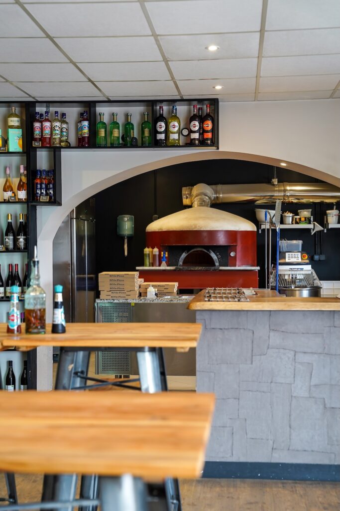 Le four à Pizza dans les cuisines de BiVio Pizza, à Dinard