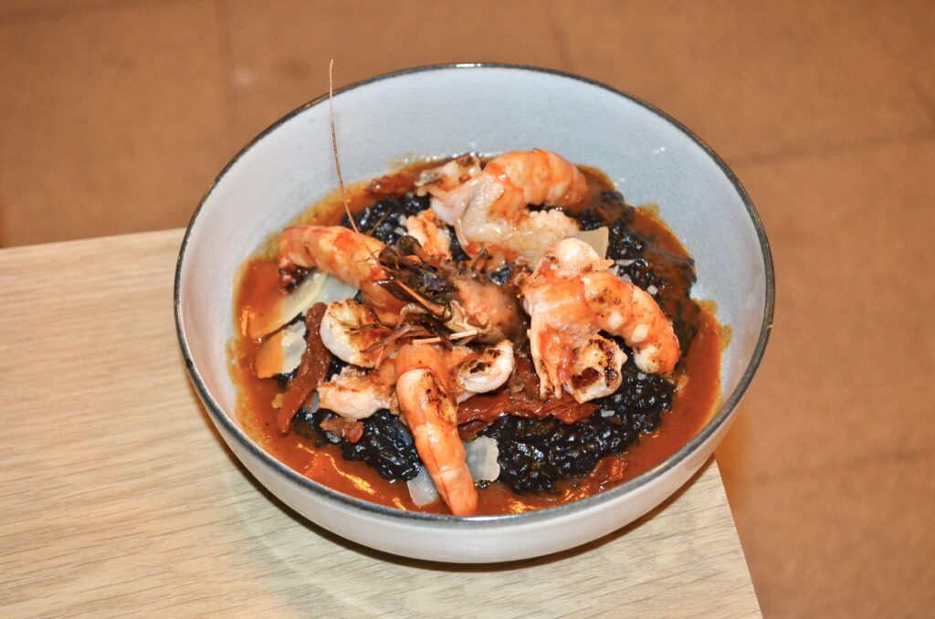 Risotto à l'encre de seiche et aux gambas Blason de Provence à Monteux