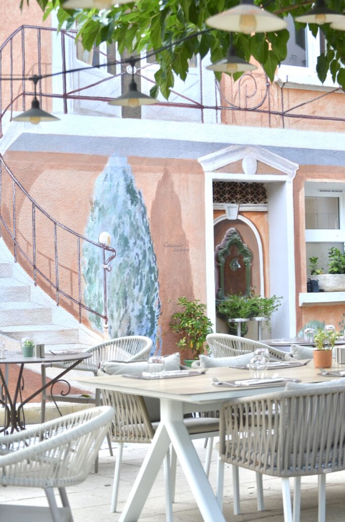 Le mur extérieur du Blason de Provence à Monteux