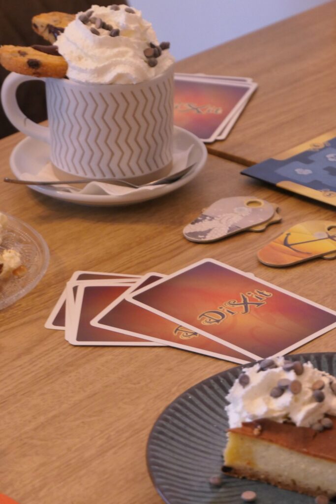 Jeux de société et chocolat chaud aux cookies au bar à jeux Le Shifumi, à La Teste-de-Buch.