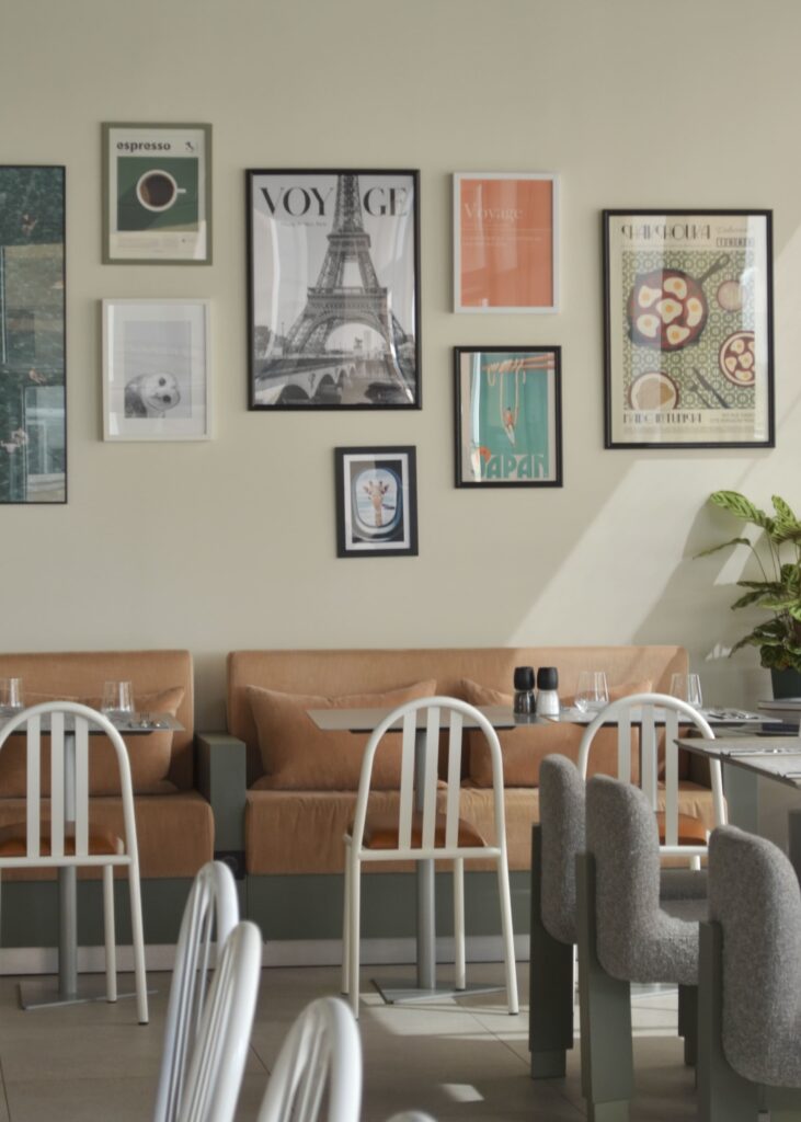 Mur de cadre à l'intérieur du restaurant Bon voyage