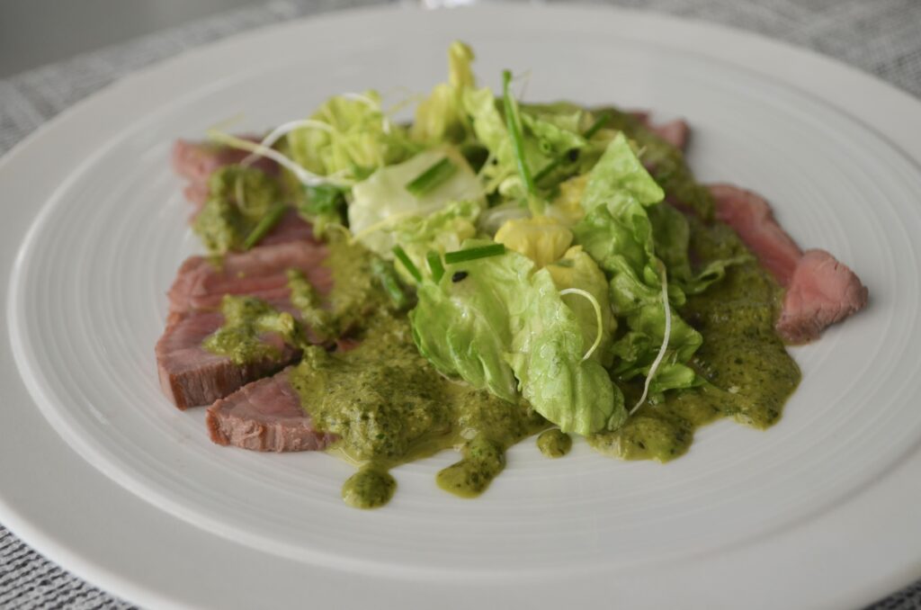 Un entrée du restaurant Bon voyage