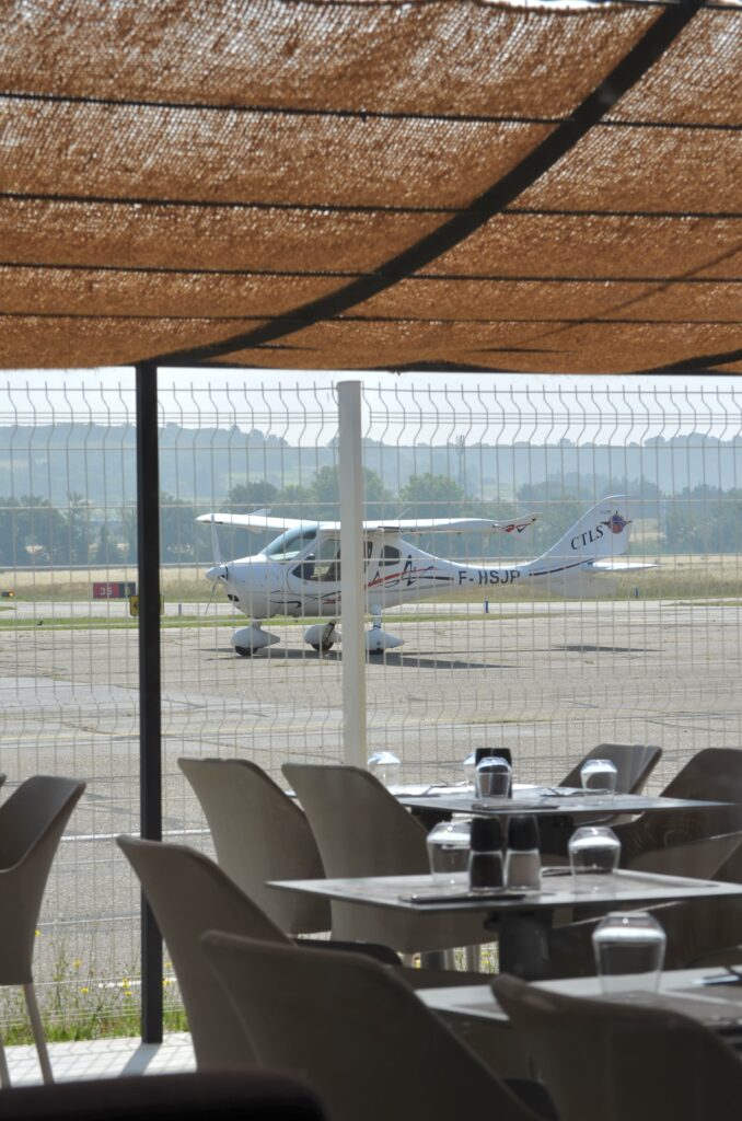 La vue depuis l'intérieur du restaurant Bon voyage