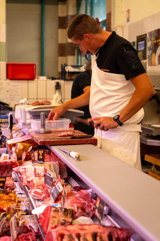 Un charcutier de La Boucherie Moderne à Saint-Malo en pleine préparation