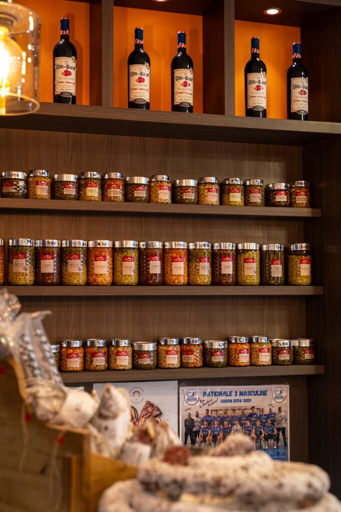 Le coin épicerie de La Boucherie Moderne à Saint-Malo