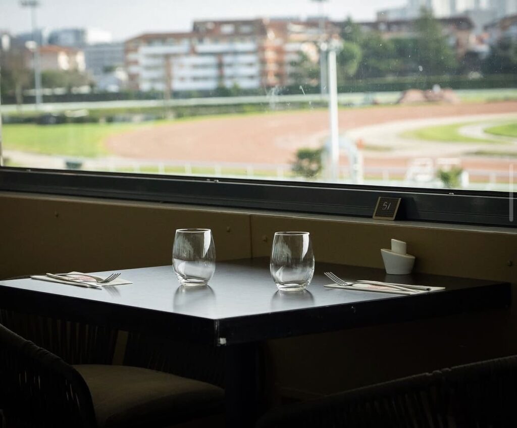 table vue sur hippodrome bouillons toulousains hippodrome à toulouse