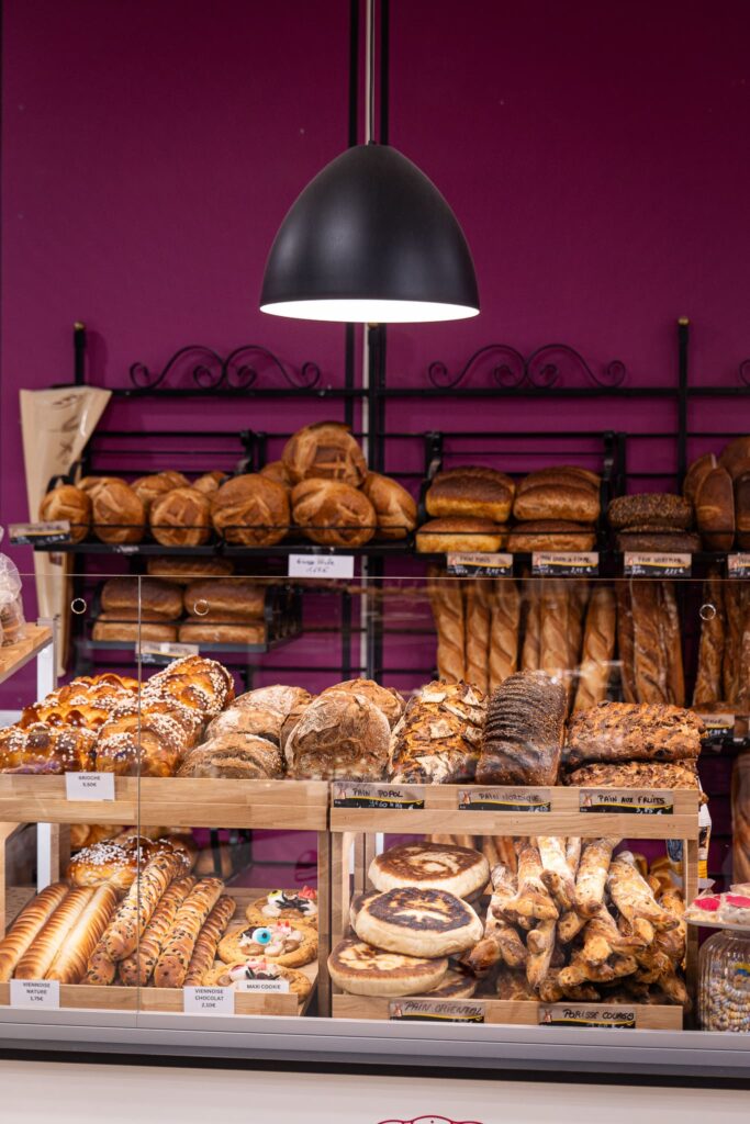 La vitrine de la boulangerie l'Atelier d'Alex à Seiches-sur-le-Loir