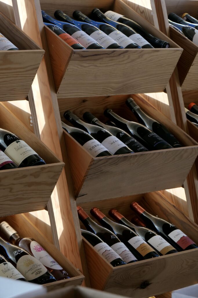 Bouteilles de vin à la cave L'Oenobulliste à La Teste-de-Buch.