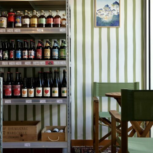Intérieur et places assises de l'épicerie, salon de thé et coffee shop Classico à Arcachon.