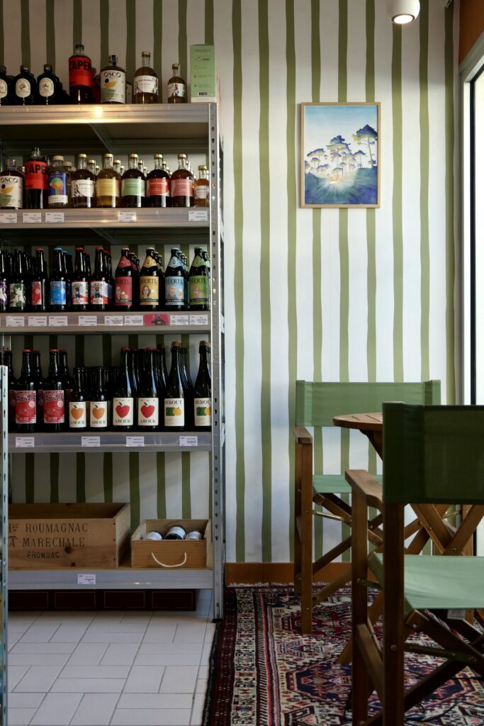 Intérieur et places assises de l'épicerie, salon de thé et coffee shop Classico à Arcachon.