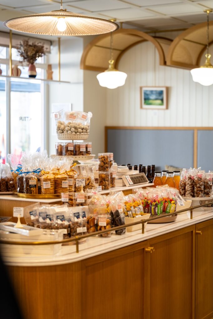 Boutique gourmande avec confiseries et gâteaux à La Briacine à Saint-Briac-sur-Mer.
