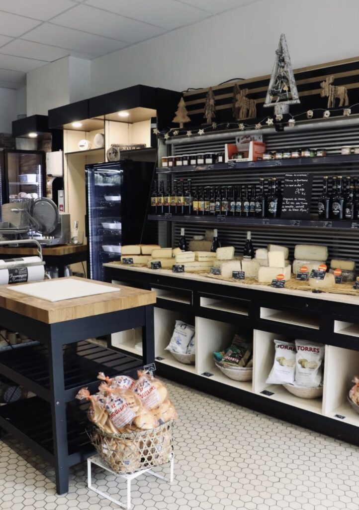 Intérieur moderne et accueillant de Fromages et Terroirs à Saint-Malo.