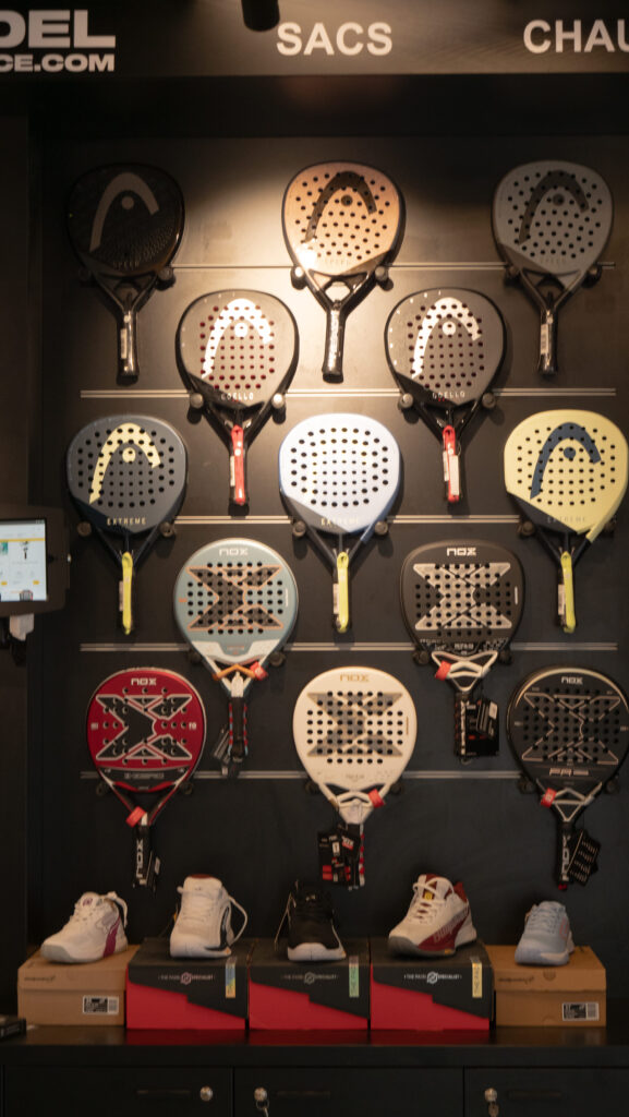 raquettes et chaussures en vente dans la boutique du club Padel Touch à la Teste-de-Buch