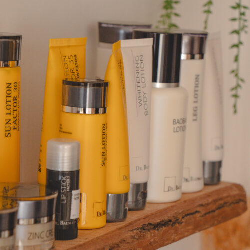 Produits disponibles à la vente dans l'institut de beauté Skinstitut, à La Teste-de-Buch.