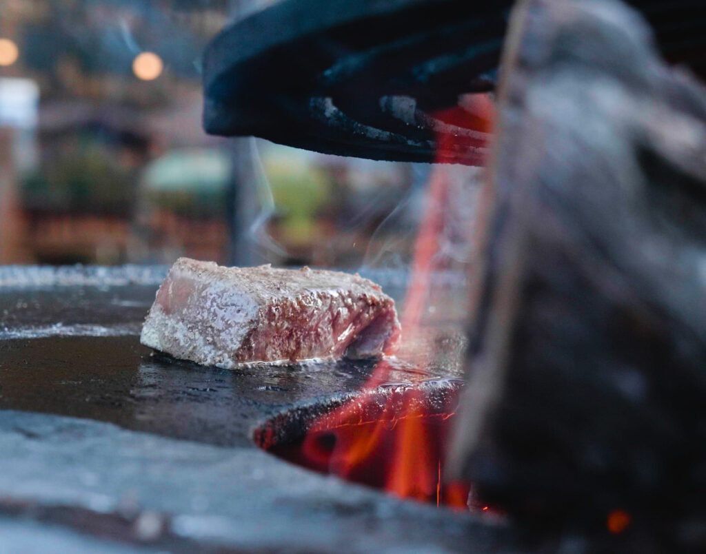 Pièce de boeuf grillée au bois de vigne sur le brasero, au restaurant À la Vigne, au Cap-Ferret.