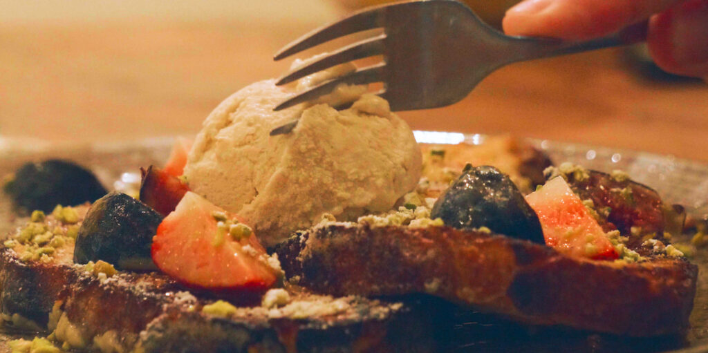 Brioche perdue et sa boule de glace au restaurant À la Vigne, au Cap-Ferret.