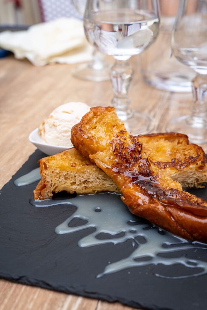 Dessert fondant servi au Patio à Évran.