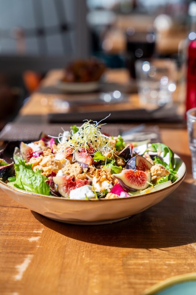 Brunch coloré et créatif à découvrir chez Récit de Voyage à Saint-Malo.