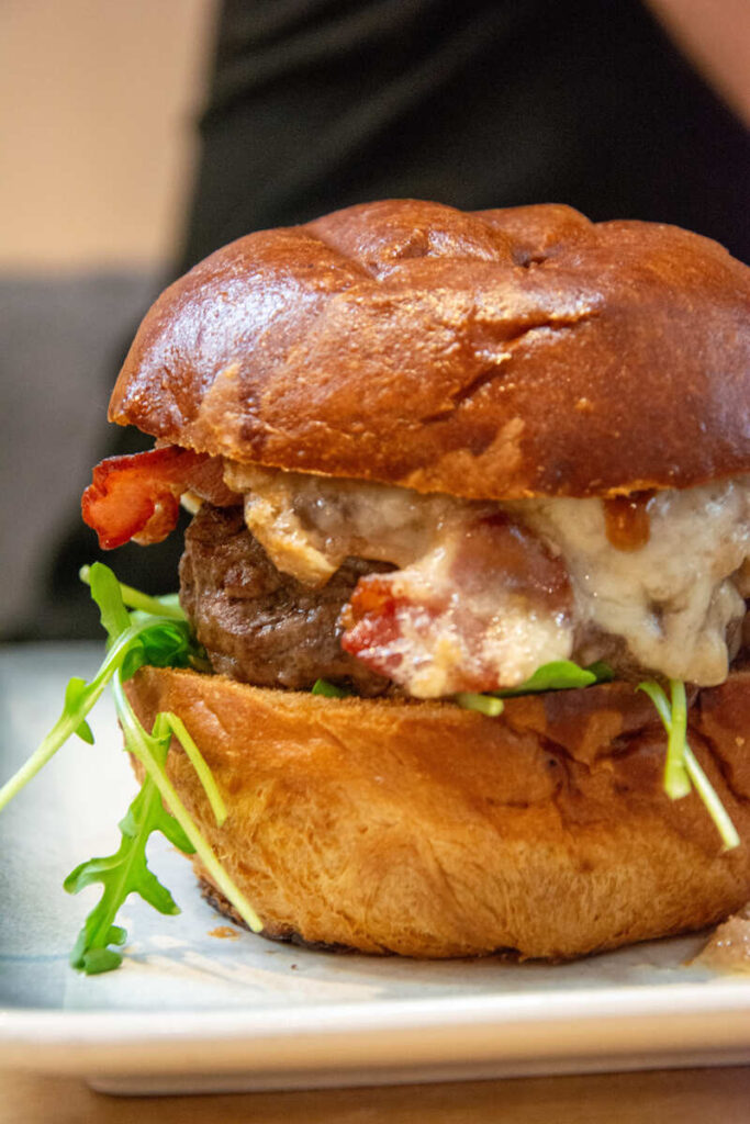 Le burger du boucher du restaurant Antiq à Limoges