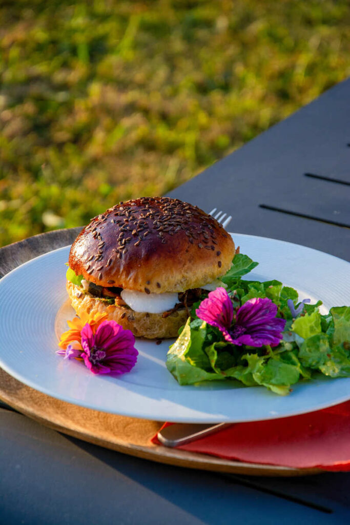 Le burger fait maison avec les produits de La Ferme de la Goursaline, à 45 minutes de Limoges
