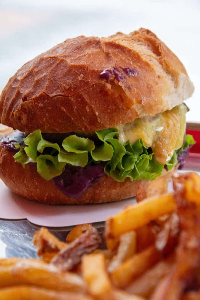 Un burger généreux accompagné de frites maison du restaurant Les Frères Tuck à Limoges