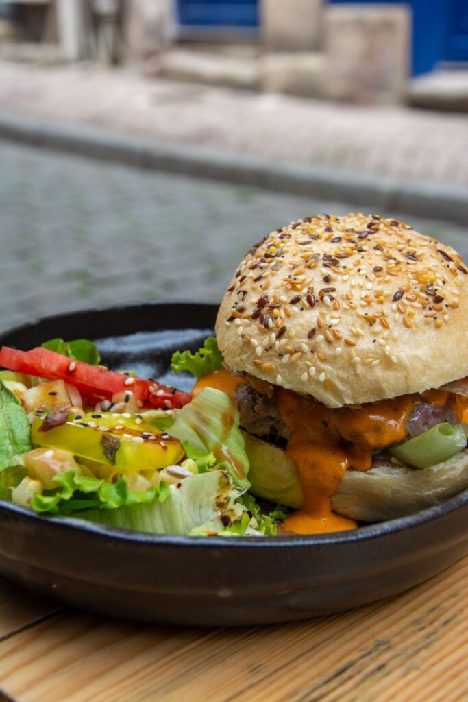 Un burger au restaurant La Locale, rue de La Boucherie dans le centre ville de Limoges