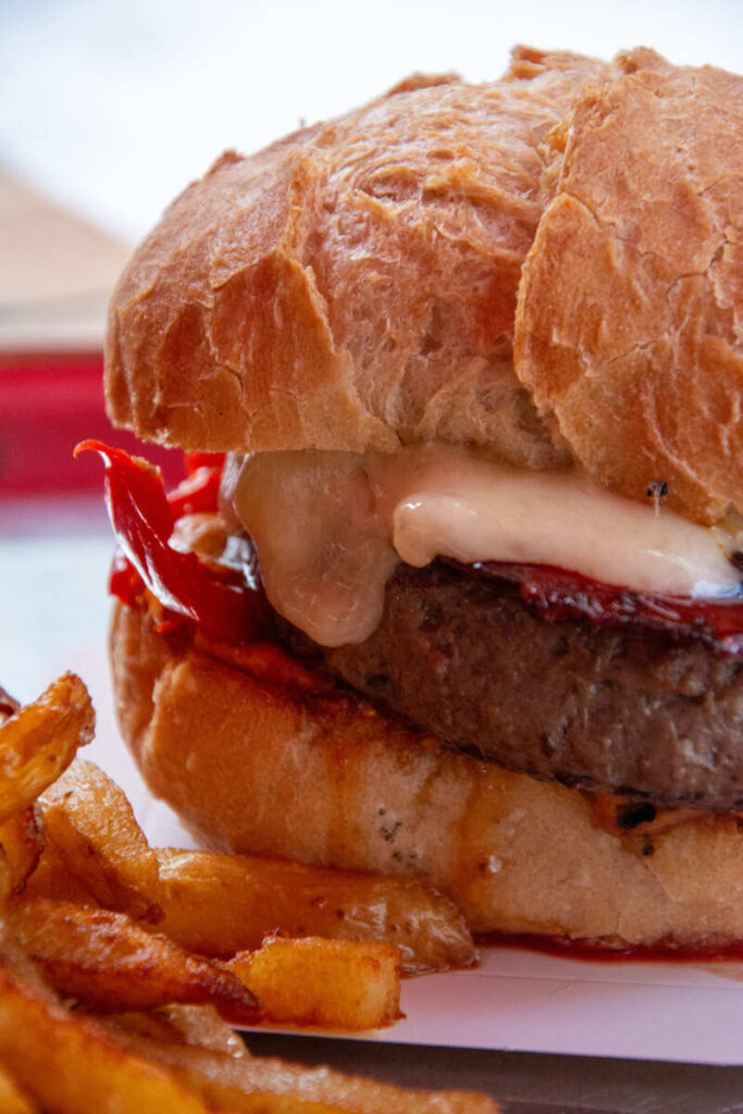 Un burger avec des produits locaux accompagné de frites maison du restaurant Les Frères Tuck à Limoges