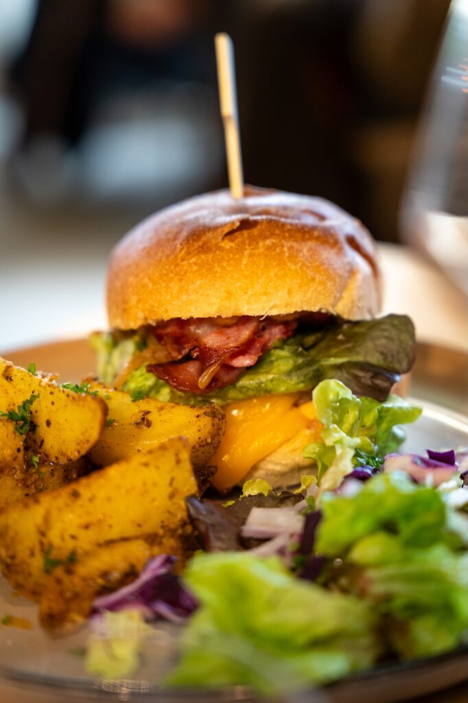 Burger gourmand accompagné de pommes de terre maison à L'Accalmie à Beaussais-sur-Mer.