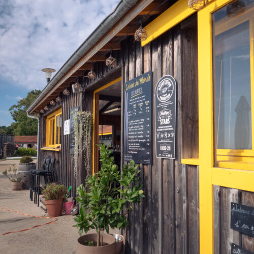 Façade de la cabane La Dégustation du Bout du Monde au village des Jacquets au Cap-Ferret.
