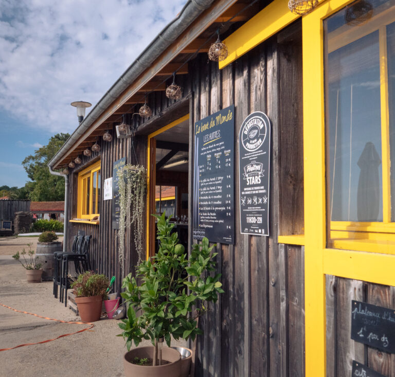 Façade de la cabane La Dégustation du Bout du Monde au village des Jacquets au Cap-Ferret.