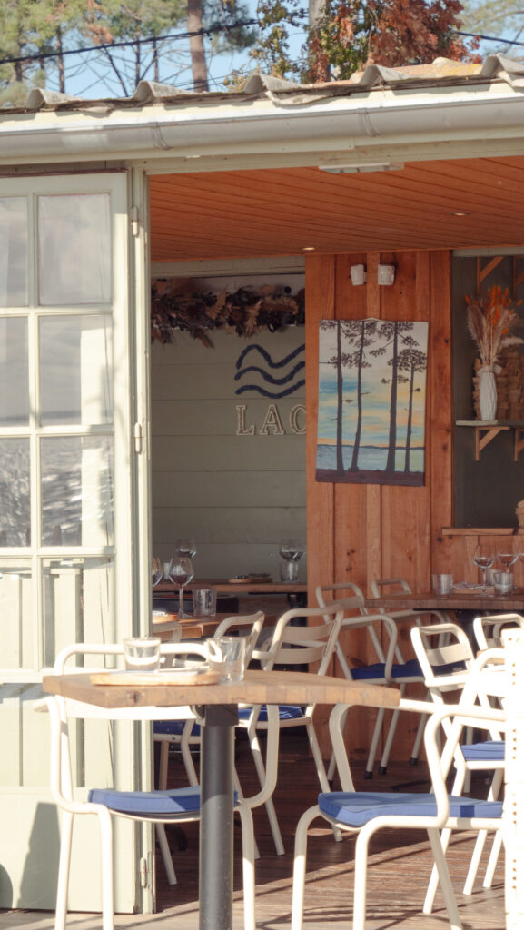 Vue de l'intérieur du restaurant Laouga depuis la plage du lac de Cazaux.