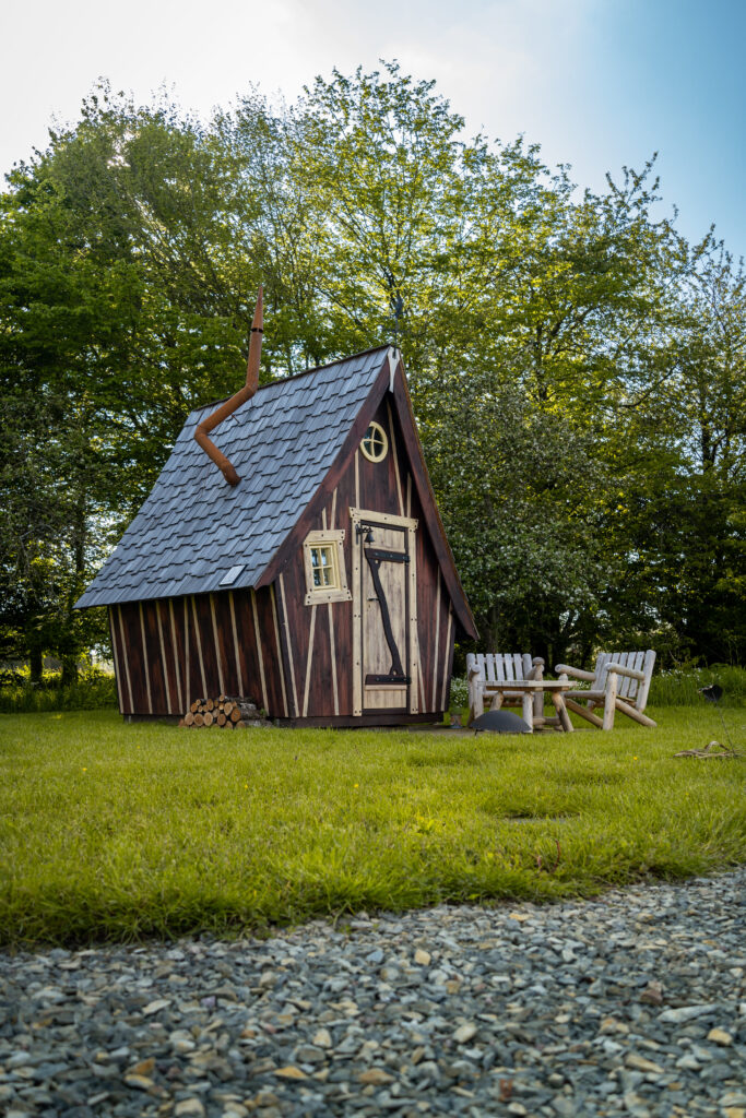 Cabane en bois au cœur de la nature aux Insolites de Sophie à Boisgervilly.