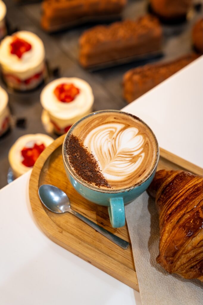 Café soigneusement préparé par une barista chez Récit de Voyage à Saint-Malo