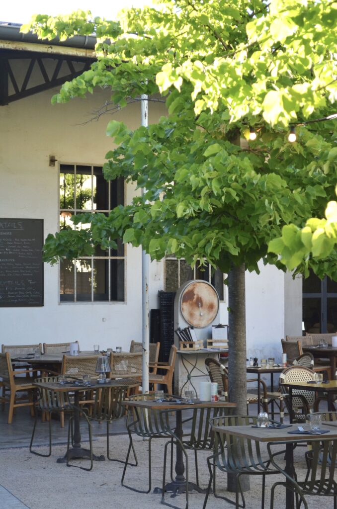 L'extérieur du Café du Soleil à Eyragues