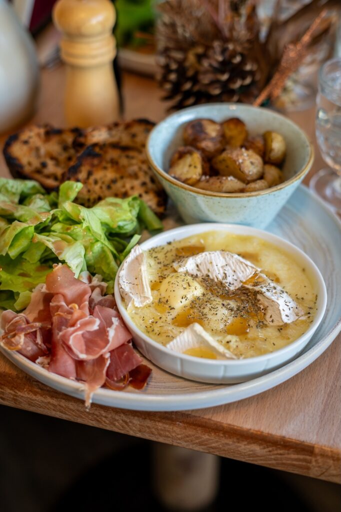 Camembert rôti au miel servi avec accompagnements à la Crêperie Suzette à Dinan.