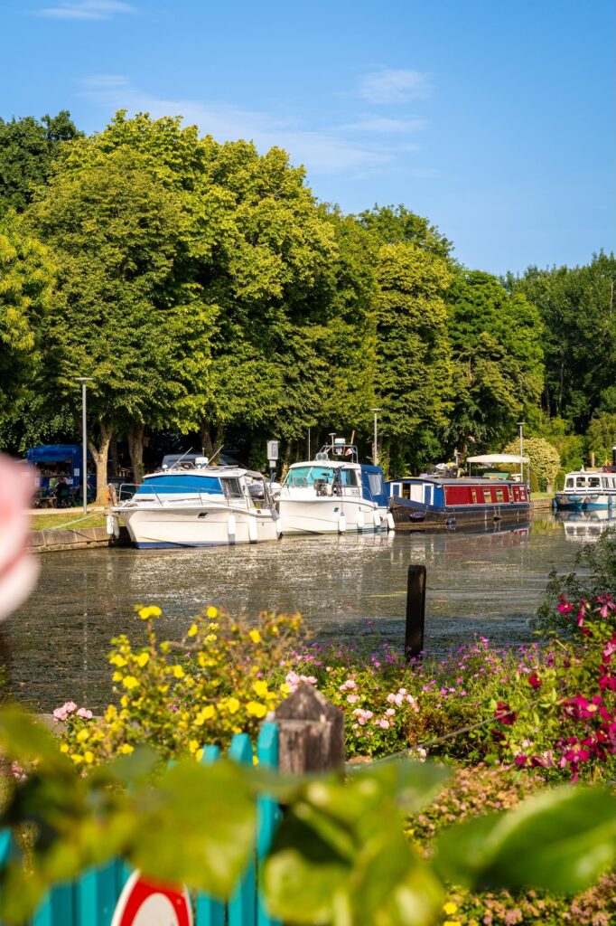 Cadre paisible au bord du canal près du Patio à Évran.