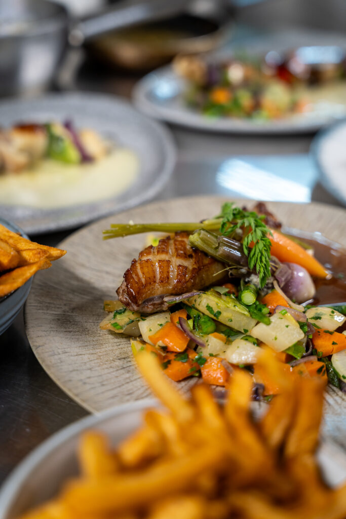 Filet de canard au miel préparé en cuisine à la Brasserie du Sillon à Saint-Malo.