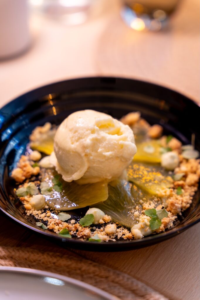 Carpaccio d’ananas caramélisé au miel de châtaignier à Deux Degrés Ouest à Saint-Malo.
