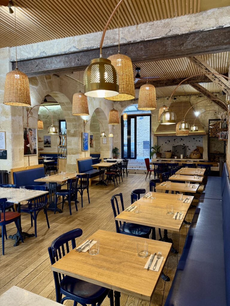 Vue sur la grande salle avec ses arches en pierre apparente chez Casa Gaïa à Bordeaux Chartrons