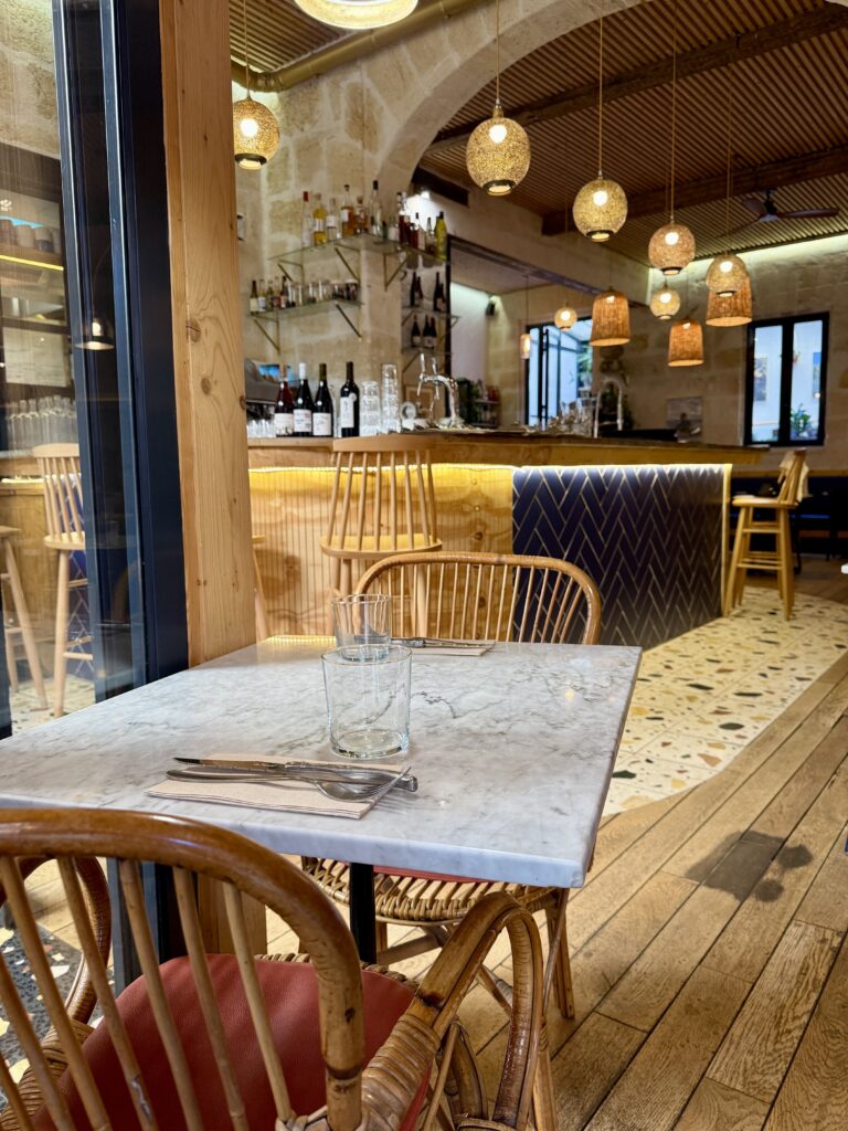 Table avec vue sur le bar chez Casa Gaä à Bordeaux Chartrons