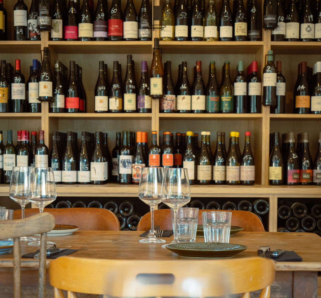 Cave à vin et intérieur du restaurant À la Vigne, au Cap-Ferret.