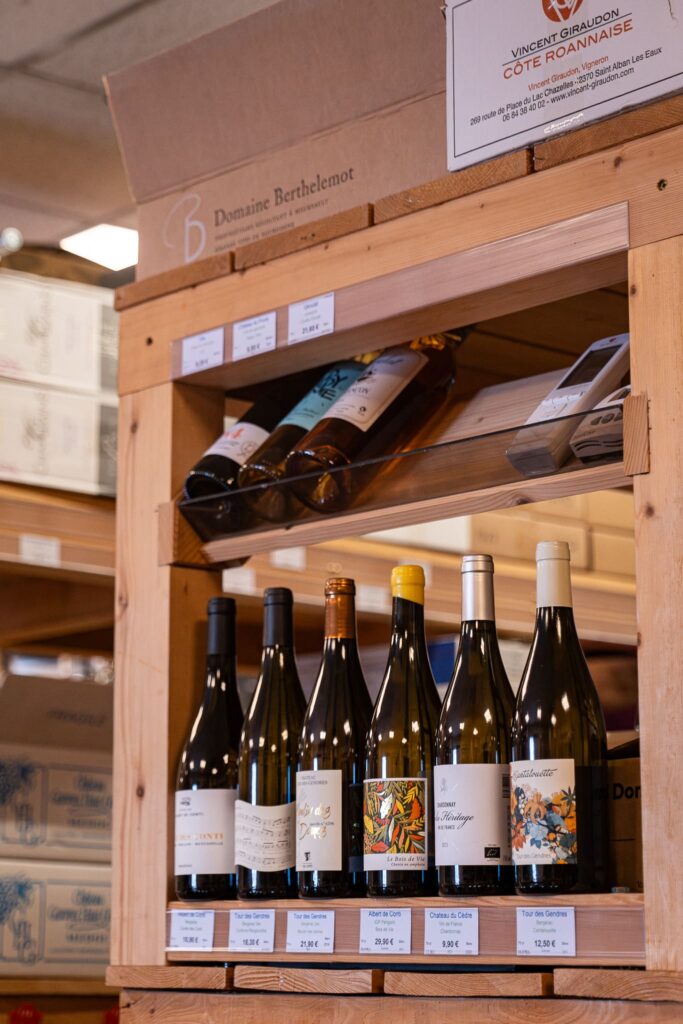 Des bouteilles de vin de la Cave du Doyenné à Angers
